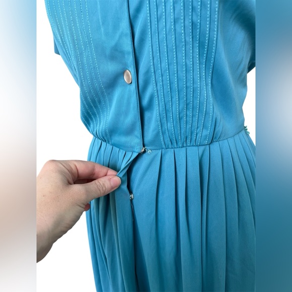 1960s Vintage A-line Shirt Dress with Pleated Skirt - Picture 6 of 7
